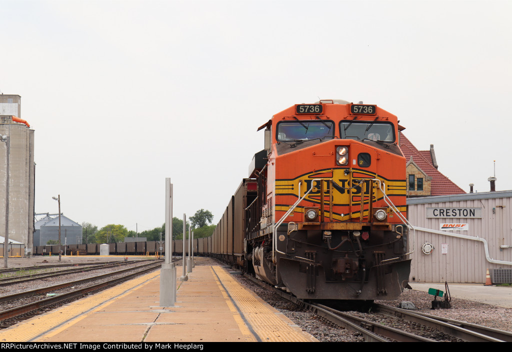 BNSF 5736